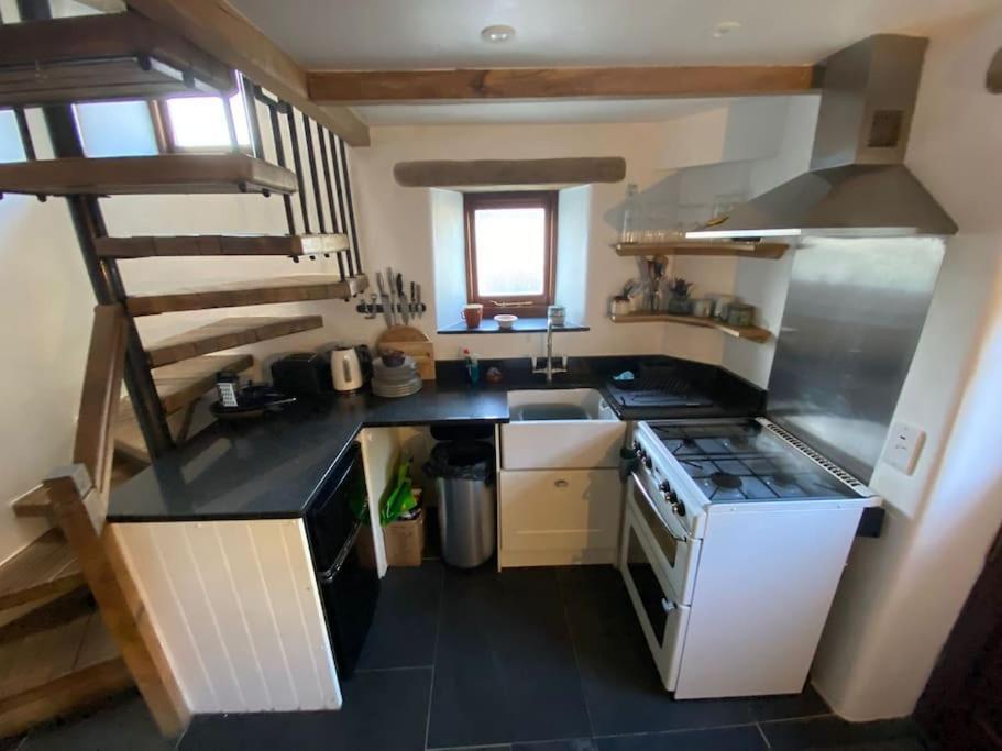 9A Viaduct Cottage - The Cosiest Bolthole In The Sw! 헤일 외부 사진