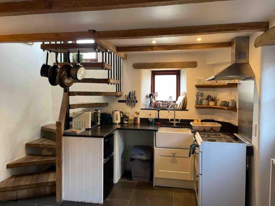 9A Viaduct Cottage - The Cosiest Bolthole In The Sw! 헤일 외부 사진